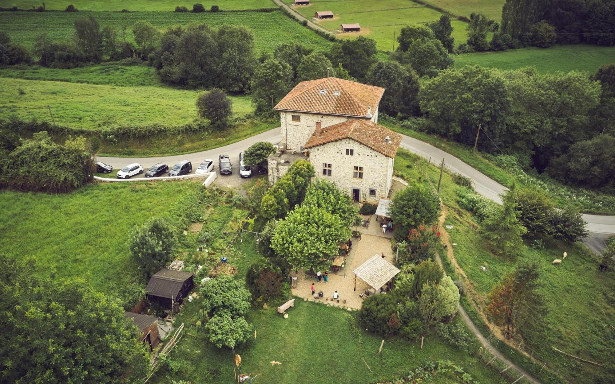 Les Fous Du Village Saint-Esteben エクステリア 写真